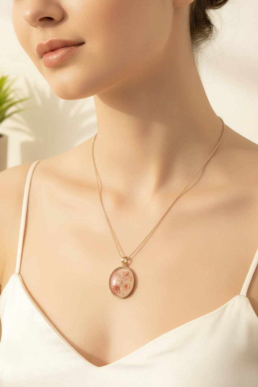 Elegant pendent with chain