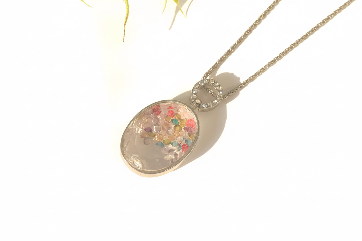 Elegant pendent with chain