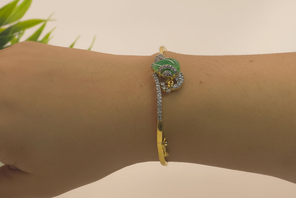 Bracelet with green stone