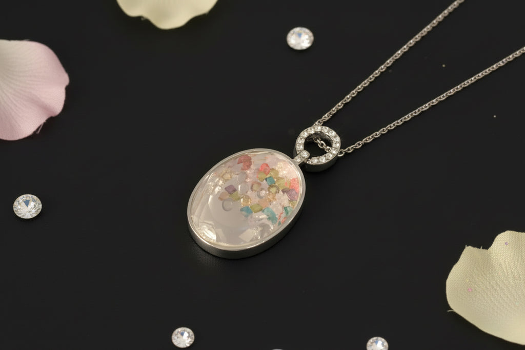 Elegant pendent with chain