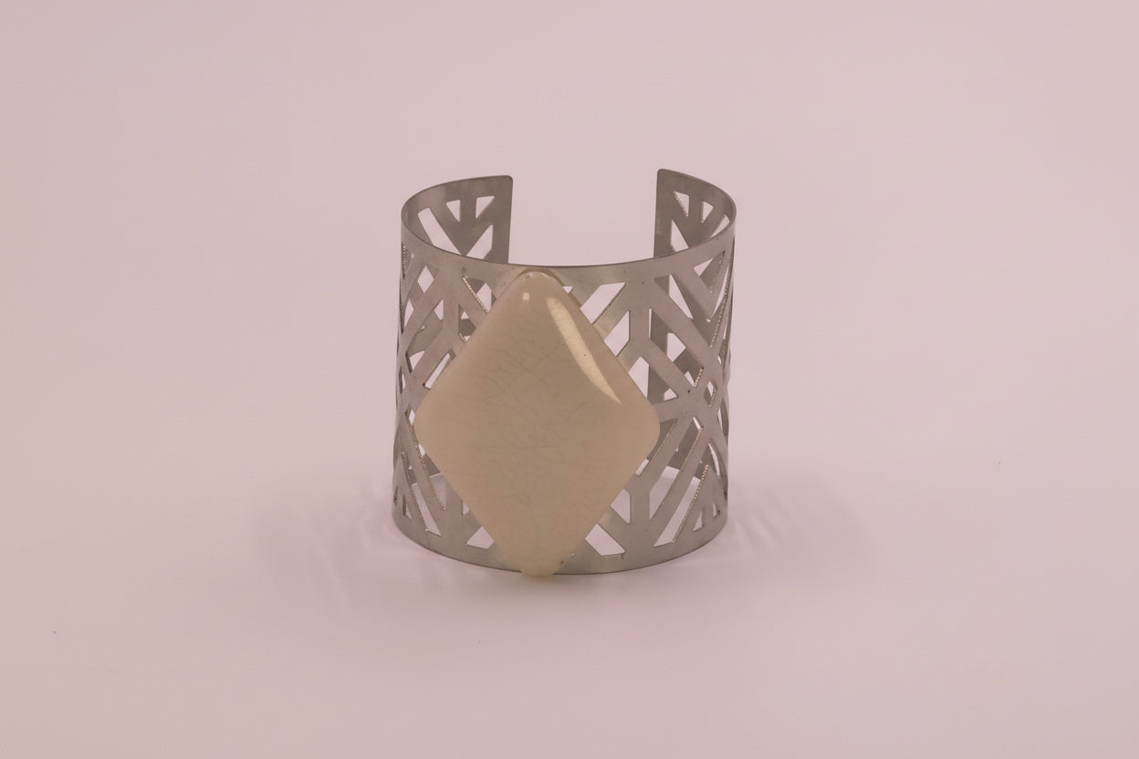 Cream stone, metal bracelet